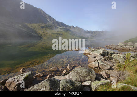 Mattina sul Lago Przedni Staw Polski nella Valle dei Cinque Laghi Polacco, Polonia, Monti Tatra Foto Stock