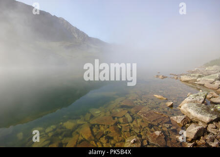Mattina sul Lago Przedni Staw Polski nella Valle dei Cinque Laghi Polacco, Polonia, Monti Tatra Foto Stock