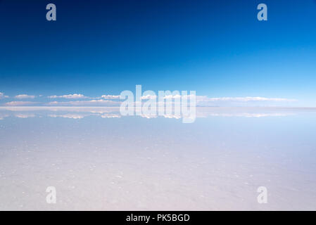 Effetto Miror e riflessione di nuvole nel Salar de Uyuni (Uyuni saline), Potosi, Bolivia, Sud America Foto Stock
