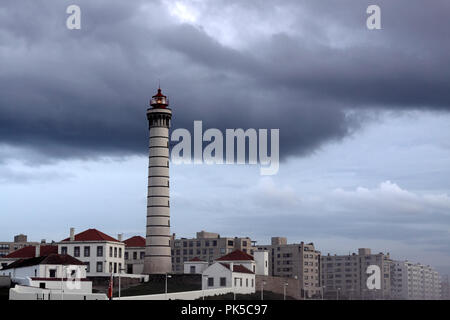 Faro di Boa Nova (Buona Novella) in Leca da Palmeira, Portogallo settentrionale, in una sera Nuvoloso Foto Stock