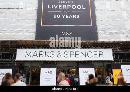 La gente camminare passato la Marks & Spencer store nella chiesa St Liverpool Regno Unito, che è in fase di ristrutturazione. Foto Stock