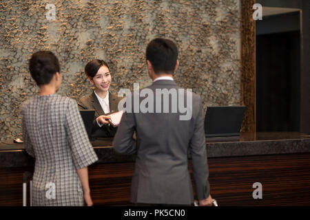 Controllo di coppia in hotel Foto Stock