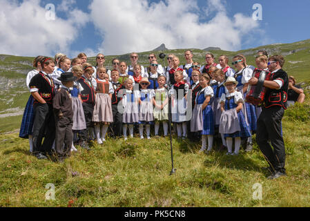 Engstlenalp, Svizzera - 4 August 2018: persone che indossano abiti tradizionali yodeling a Engstlenalp sulle alpi svizzere Foto Stock