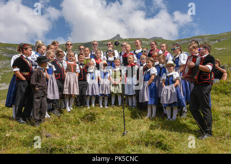 Engstlenalp, Svizzera - 4 August 2018: persone che indossano abiti tradizionali yodeling a Engstlenalp sulle alpi svizzere Foto Stock