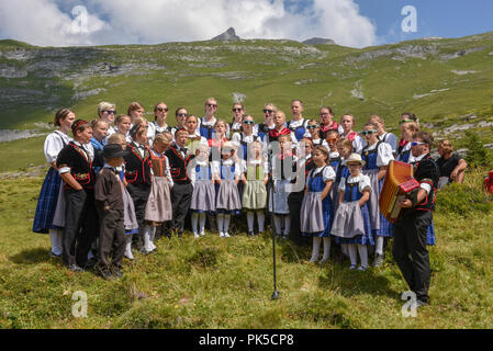 Engstlenalp, Svizzera - 4 August 2018: persone che indossano abiti tradizionali yodeling a Engstlenalp sulle alpi svizzere Foto Stock