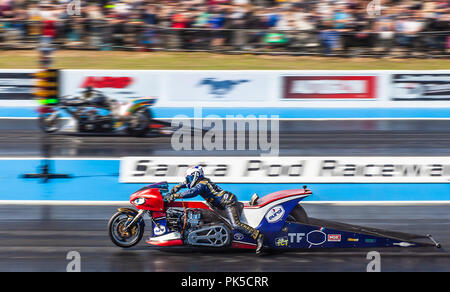 Top Fuel moto drag racing a Santa Pod Raceway. René van den Berg in sella alla sua Yamaha FJ 1200 nearside v Steve Woollatt su un PBR lato lontano. Foto Stock