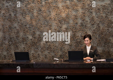 Allegro Hotel receptionist Foto Stock