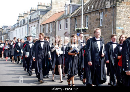 St Andrews laureati sui loro academic processione lungo North Street verso St Salvator Quad per soddisfare i loro ospiti Foto Stock