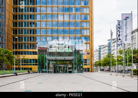 Vista esterna di Axel Springer Verlag, sede del più grande Digital Publishing House in Europe. La società è attiva in più di 40 paesi Foto Stock