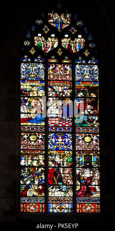 Finestra di vetro colorato nella cattedrale di Rouen (Cathédrale primatiale Notre-Dame de l'Assomption de Rouen), Rouen, Normandia, Francia Foto Stock