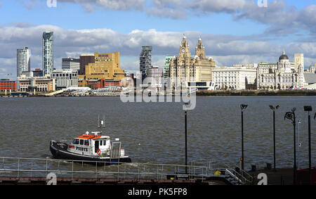 Il pilota di Liverpool, in barca sul fiume Mersey, con il famoso lungomare di Liverpool. Immagine presa il 23 ottobre 2016. Foto Stock