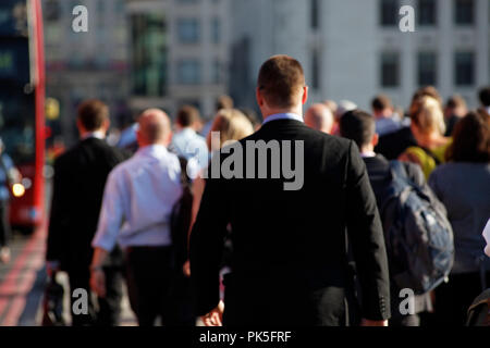 Grande folla di pedoni non identificabili in London 06 Foto Stock