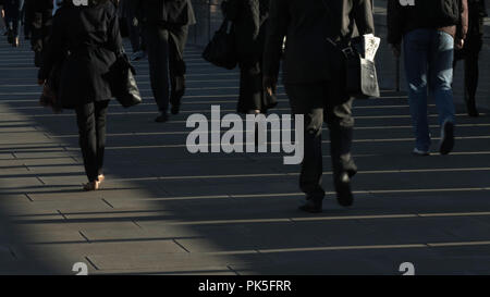 Grande folla di pedoni non identificabili in London 13 Foto Stock