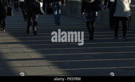 Grande folla di pedoni non identificabili in London 14 Foto Stock