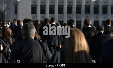 Grande folla di pedoni non identificabili in London 16 Foto Stock