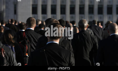 Grande folla di pedoni non identificabili in London 18 Foto Stock