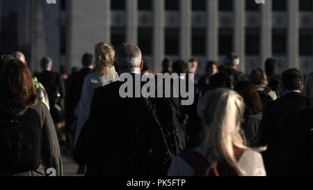 Grande folla di pedoni non identificabili in London 26 Foto Stock