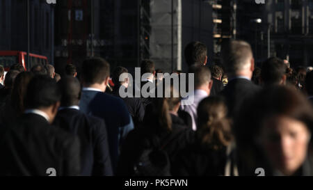 Grande folla di pedoni non identificabili in London 38 Foto Stock