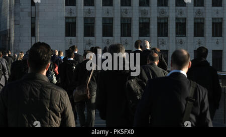 Grande folla di pedoni non identificabili in London 41 Foto Stock