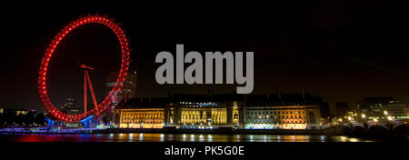 LONDON EYE, Londra - novembre 2011. Noto anche come Millennium Wheel. Girato durante la notte quando la ruota è il kit di illuminazione a LED per corrispondere County Hall Foto Stock