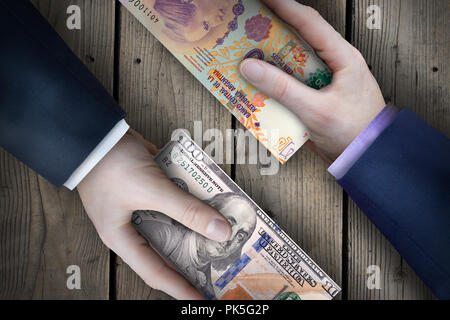 Due fiat valuta le fatture che vengono scambiati da due uomini di affari che come parte di una transazione commerciale. Foto Stock