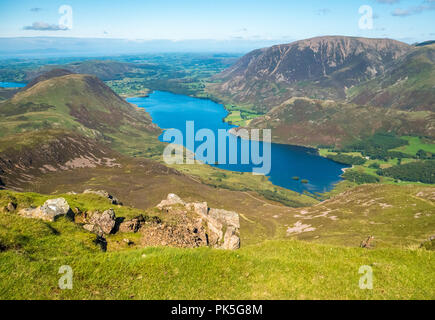 Vista di Buttermere e Loweswater da vicino il vertice di luccio rosso in alto stile Ridge, Cumbria. Foto Stock