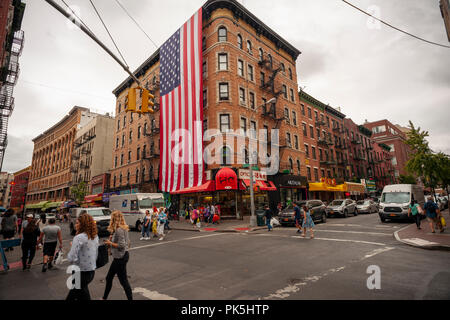 Un gigante 60 piedi da 30 piedi bandiera americana pende dal lato di un edificio di appartamenti in Piccola Italia a New York venerdì 31 agosto 2018. La bandiera, in onore di coloro che hanno lavorato al sito del World Trade Center dopo 9/11, è stata visualizzata ogni anno sin dal 2002 ed è orchestrato da John e Denise Casalinuovo con l aiuto di volontari. Sarà sul display sul lato dell'edificio che possiede Casalinuovo fino al Sabato dopo l'11 settembre, 15 settembre quando sarà abbassato e ripiegato correttamente per lo stoccaggio. (Â© Richard B. Levine) Foto Stock