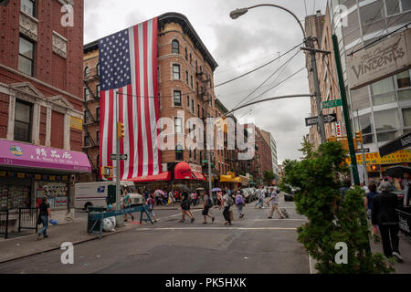 Un gigante 60 piedi da 30 piedi bandiera americana pende dal lato di un edificio di appartamenti in Piccola Italia a New York venerdì 31 agosto 2018. La bandiera, in onore di coloro che hanno lavorato al sito del World Trade Center dopo 9/11, è stata visualizzata ogni anno sin dal 2002 ed è orchestrato da John e Denise Casalinuovo con l aiuto di volontari. Sarà sul display sul lato dell'edificio che possiede Casalinuovo fino al Sabato dopo l'11 settembre, 15 settembre quando sarà abbassato e ripiegato correttamente per lo stoccaggio. (Â© Richard B. Levine) Foto Stock