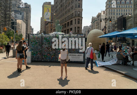 'Drowning libertà" è presentato in un branding SodaStream evento in Flatiron Plaza di New York lunedì 3 settembre, 2018. L'installazione in partnership con la società oceanica è costituito da un 20 piedi Tall Lady Liberty intrappolato all'interno di una gabbia riempita con contenitori monouso. La manifestazione promuove l'uso di contenitori riutilizzabili, qualcosa che fa SodaStream. (Â© Richard B. Levine) Foto Stock