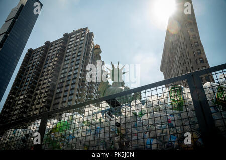 'Drowning libertà" è presentato in un branding SodaStream evento in Flatiron Plaza di New York lunedì 3 settembre, 2018. L'installazione in partnership con la società oceanica è costituito da un 20 piedi Tall Lady Liberty intrappolato all'interno di una gabbia riempita con contenitori monouso. La manifestazione promuove l'uso di contenitori riutilizzabili, qualcosa che fa SodaStream. (Â© Richard B. Levine) Foto Stock