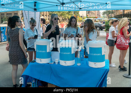 'Drowning libertà" è presentato in un branding SodaStream evento in Flatiron Plaza di New York lunedì 3 settembre, 2018. L'installazione in partnership con la società oceanica è costituito da un 20 piedi Tall Lady Liberty intrappolato all'interno di una gabbia riempita con contenitori monouso. La manifestazione promuove l'uso di contenitori riutilizzabili, qualcosa che fa SodaStream. (Â© Richard B. Levine) Foto Stock