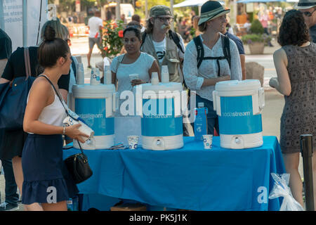 'Drowning libertà" è presentato in un branding SodaStream evento in Flatiron Plaza di New York lunedì 3 settembre, 2018. L'installazione in partnership con la società oceanica è costituito da un 20 piedi Tall Lady Liberty intrappolato all'interno di una gabbia riempita con contenitori monouso. La manifestazione promuove l'uso di contenitori riutilizzabili, qualcosa che fa SodaStream. (© Richard B. Levine) Foto Stock