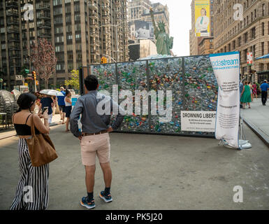 'Drowning libertà" è presentato in un branding SodaStream evento in Flatiron Plaza di New York lunedì 3 settembre, 2018. L'installazione in partnership con la società oceanica è costituito da un 20 piedi Tall Lady Liberty intrappolato all'interno di una gabbia riempita con contenitori monouso. La manifestazione promuove l'uso di contenitori riutilizzabili, qualcosa che fa SodaStream. (Â© Richard B. Levine) Foto Stock