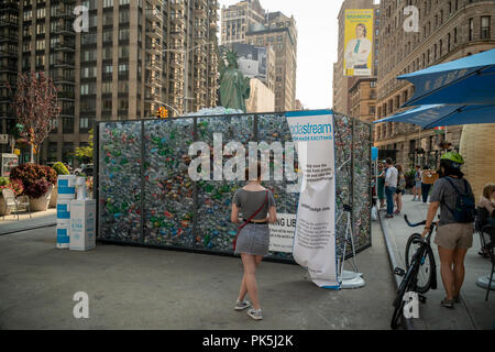 'Drowning libertà" è presentato in un branding SodaStream evento in Flatiron Plaza di New York lunedì 3 settembre, 2018. L'installazione in partnership con la società oceanica è costituito da un 20 piedi Tall Lady Liberty intrappolato all'interno di una gabbia riempita con contenitori monouso. La manifestazione promuove l'uso di contenitori riutilizzabili, qualcosa che fa SodaStream. (Â© Richard B. Levine) Foto Stock