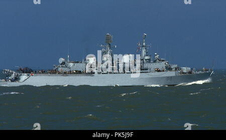 AJAXNETPHOTO. Agosto, 1984. OOSTENDE, Belgio. - La Marina Britannica a velocità - La Royal Navy il missile guidato nella contea di classe uno scontro con il caccia britannico H.M.S. Glamorgan (D19) passando per il porto di Ostenda in velocità. Foto:JONATHAN EASTLAND/AJAX REF:21411 2 19 Foto Stock