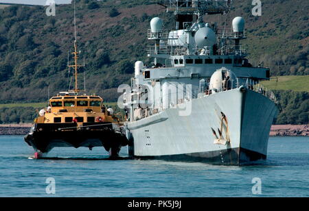 AJAXNETPHOTO. 2005. PLYMOUTH Sound, Inghilterra. - ROYAL NAVY cacciatorpediniere HMS GLOUCESTER IMBARCO FOST ISTRUTTORI DI PAS CATAMARANO OFF PLYMOUTH. Foto:JONATHAN EASTLAND/AJAX REF:50410/535 Foto Stock