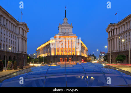 Ufficio Casa dell'Assemblea nazionale (ex Casa del partito comunista bulgaro) al di fuori delle rovine coperte di Serdica in Sofia Bulgaria Foto Stock