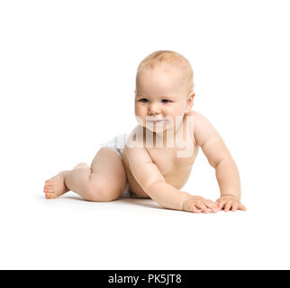 Carino Baby girl strisciando su sfondo bianco Foto Stock