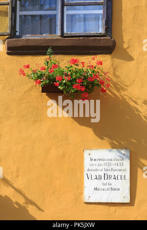 Una lapide sulla facciata della Vlad Dracula House per commemorare il luogo dove Vlad l'Impalatore presunto è stato sopportato in Sighisoara, Romania Foto Stock