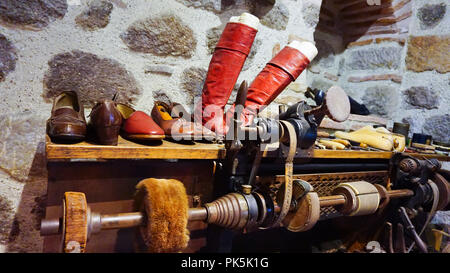 Scarpa vecchia officina,scarpa strumenti e diversi tipi di calzature Foto Stock