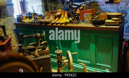 Scarpa vecchia officina,scarpa strumenti e diversi tipi di calzature Foto Stock