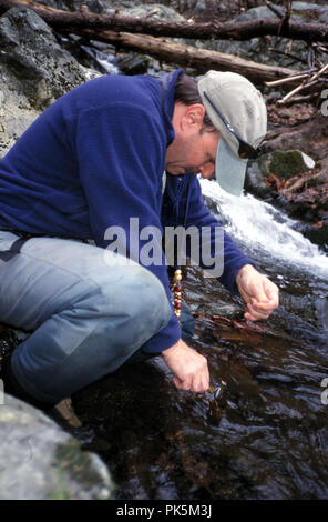 OutdoorSports12 121802 -- la pesca a mosca sul Piney fiume nel Parco Nazionale di Shenandoah, Virginia. Foto Stock