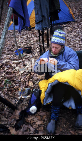 OutdoorSports12 121802 -- la pesca a mosca sul Piney fiume nel Parco Nazionale di Shenandoah, Virginia. Foto Stock