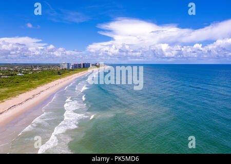 Condomini la linea della spiaggia appena a nord di Fort Pierce Stato ingresso Parco sulla isola di Jack Foto Stock