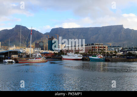 Lungomare Victoria and Alfred e Cape Town, Sud Africa. Pietra miliare africana Foto Stock