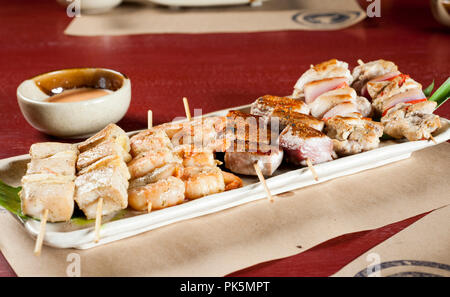 Spiedini misti, carne di pollo, pesce e mucca. Foto Stock