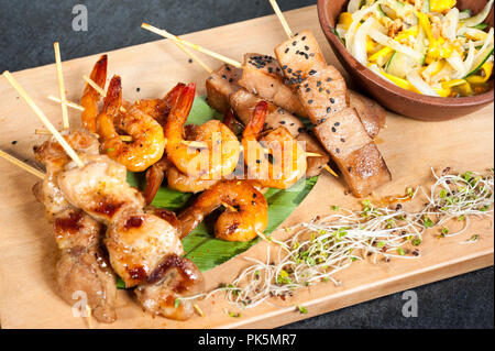 Spiedini misti, pollo, pesce e carne di vacca. Foto Stock