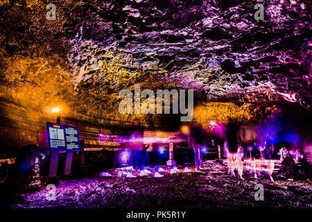 Jeju, Corea del Sud - Aprile 8,2018: La Grotta Manjanggul è una delle migliori gallerie di lava nel mondo ed è designato un monumento naturale. Foto Stock