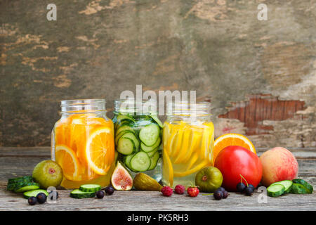 Diverse bevande, frutta e verdura su sfondo di legno. Foto Stock