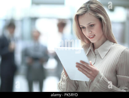 Close up.business donna con tavoletta digitale su ufficio sfocata sfondo. foto con spazio di copia Foto Stock